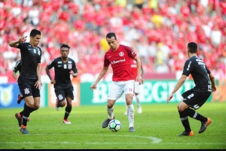 Mantuan falha, Internacional marca no fim e vira para cima do Corinthians