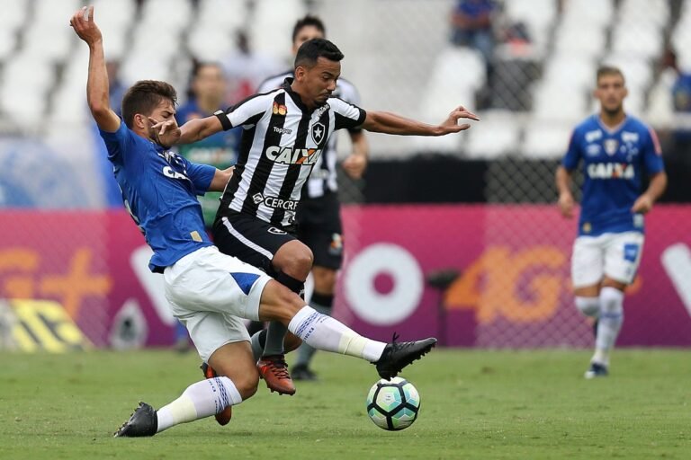 Precisando vencer no Brasileiro, Cruzeiro recebe o Botafogo