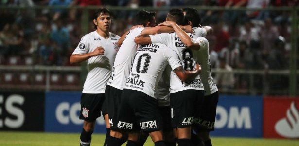 Jadson marca três vezes, Corinthians goleia e garante classificação à próxima fase