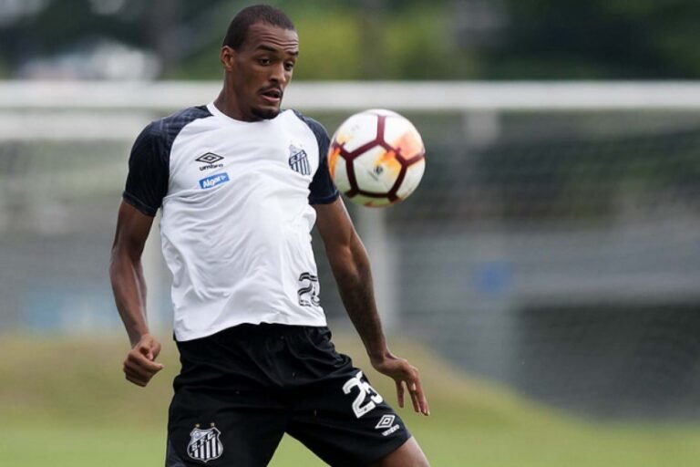 Luiz Felipe será titular na zaga do Santos hoje, contra o Nacional