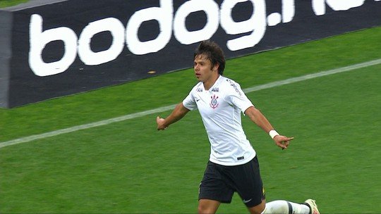 Corinthians volta a vencer, elimina o Vitória e avança para as quartas de finais da Copa do Brasil