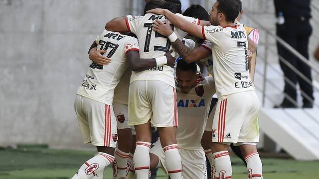 Com golaço de Lucas Paquetá e casa cheia, Flamengo vence e se mantém líder