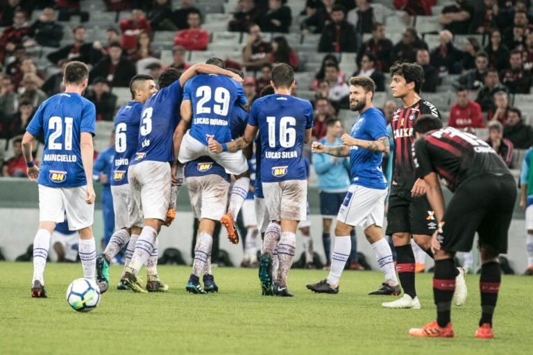 Com virada heroica no final, Cruzeiro vence Atlético-PR na estreia da Copa do Brasil.
