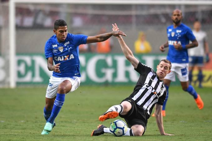 Com elenco reserva, Cruzeiro joga mal e perde clássico para o Atlético.