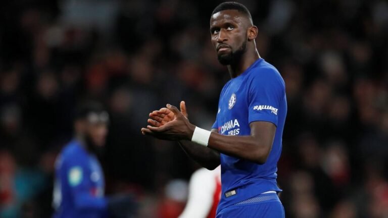 Rüdiger rasga elogios a Conte, mas não quer a permanência do treinador no Chelsea