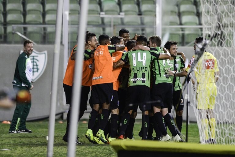 Clássico no Independência