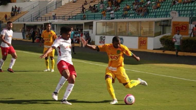 O lateral-esquerdo Willian Simões se recupera de lesão e agora busca novo clube