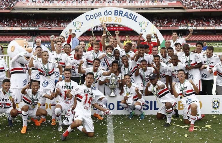 (TRI)CAMPEÃO! Sub-20 goleia e leva o título