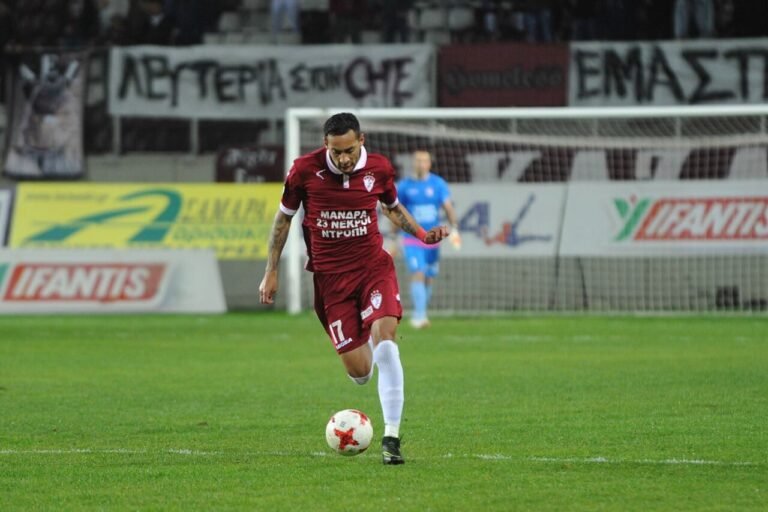 O lateral-esquerdo Wallace, do AE Larissa define como intensa a sua quarta temporada na Grécia