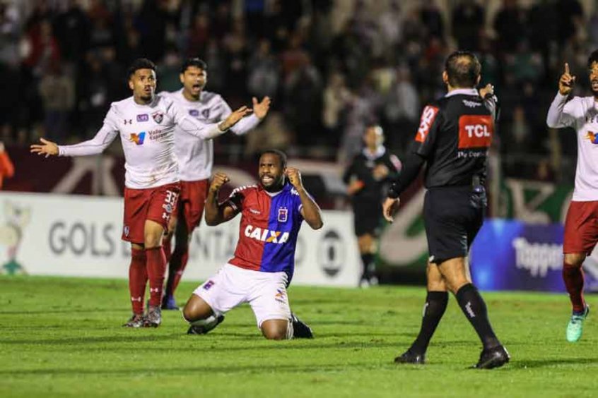 Fluminense vai mal, sofre dois gols e não consegue buscar a virada