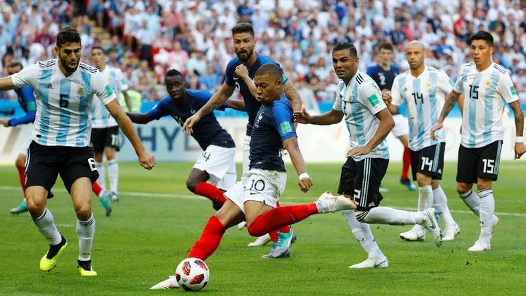 França elimina Argentina, com destaque para atuação brilhante do Mbappé.