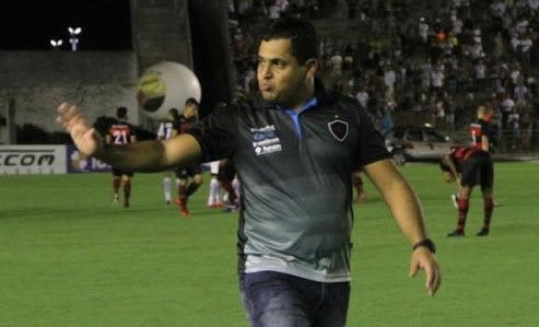 Sai pela porta da frente!