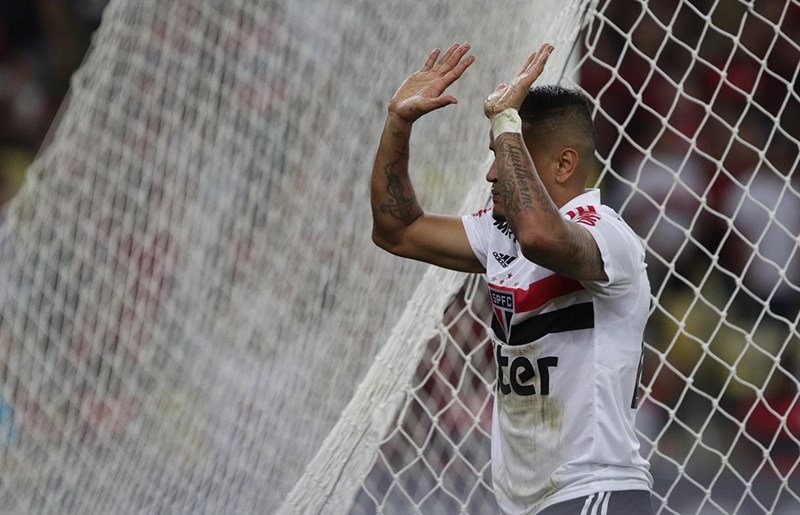 Diante do Maracanã lotado, São Paulo derrota o Flamengo