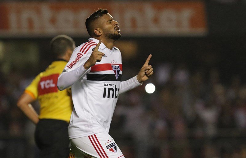 Com direito à “olé”, São Paulo vence e atropela no Majestoso