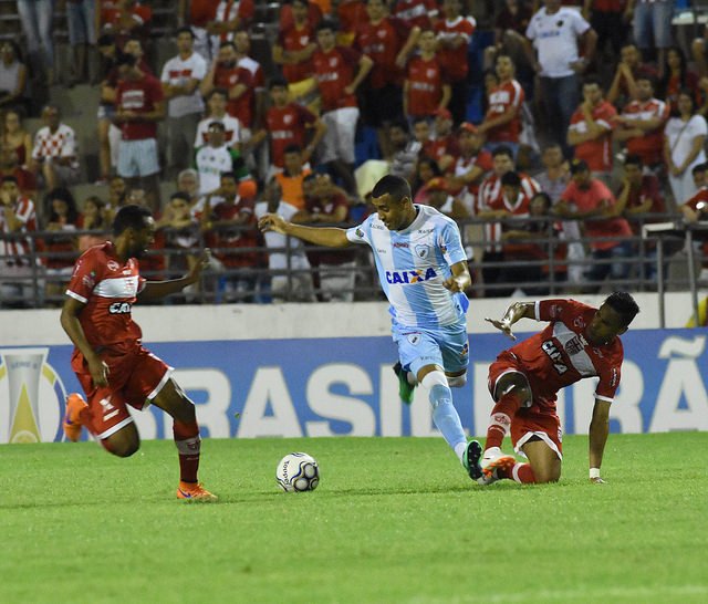 O lateral-esquerdo Victor Luiz enaltece estreia e ponto conquistado pelo Londrina fora de casa