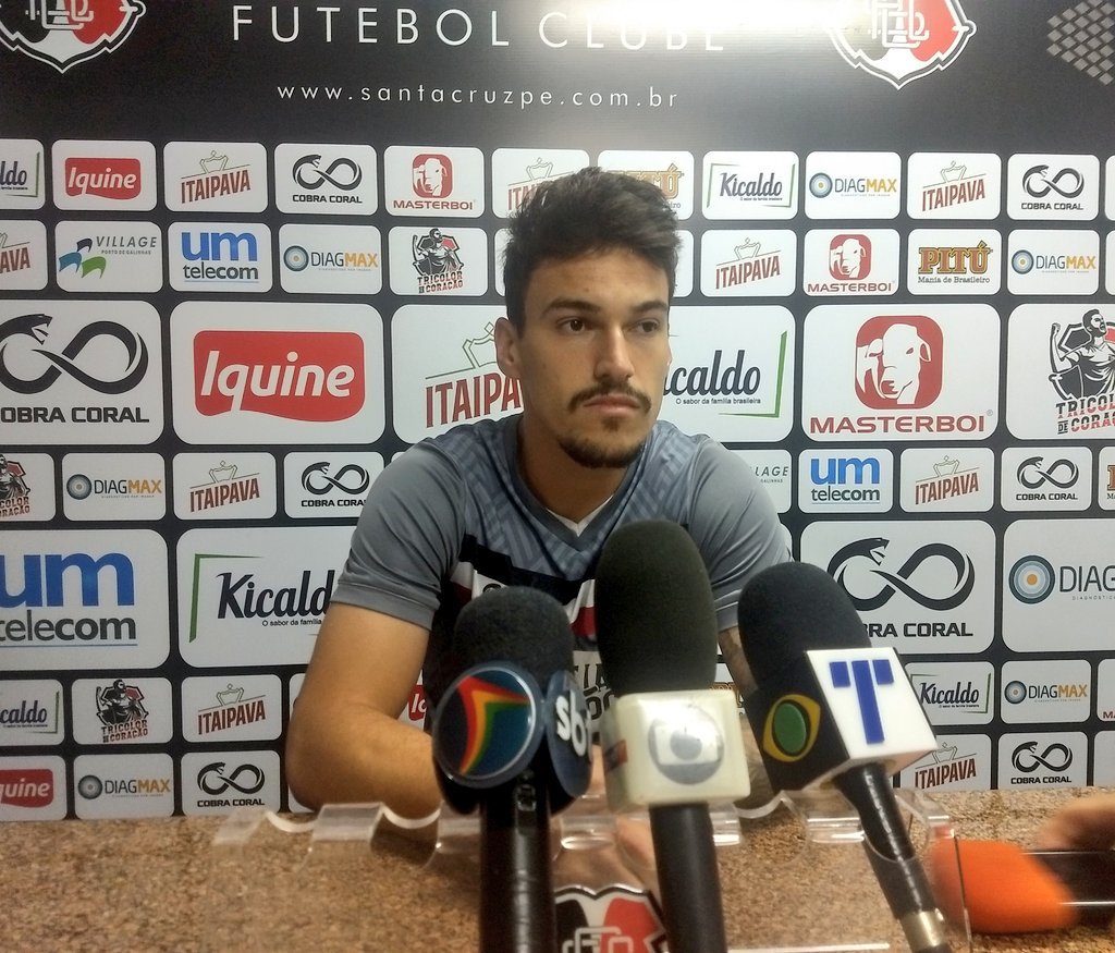 Arthur Rezende comenta sobre sua nova função como meio-campista