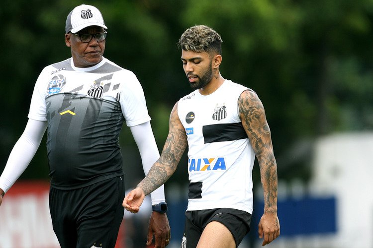 Chulapa será o comandante contra o Flamengo. Novo treinador ainda é uma incógnita.