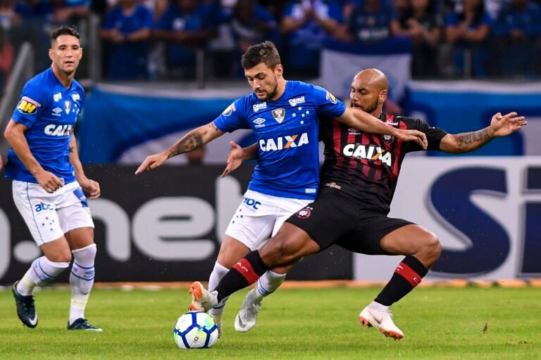 Cruzeiro fica no empate com Atlético-PR e garante vaga nas Quartas da Copa do Brasil.
