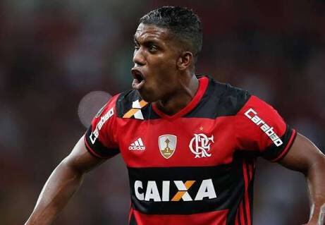 Recuperado, Berrío volta a ser relacionado no Flamengo