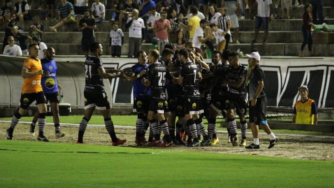 Botafogo/PB vence o líder Atlético-AC e fica próximo da classificação para o mata-mata.