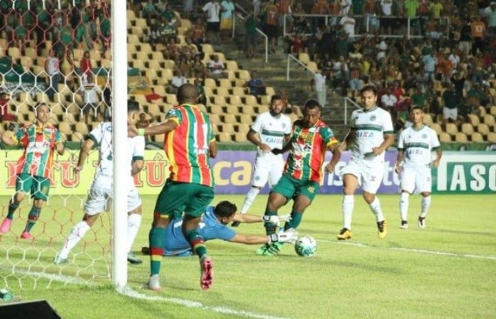 Para manter boa fase, Goiás visita o Sampaio Corrêa no Castelão.