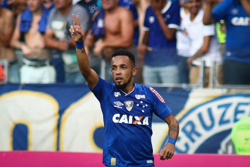 Polivalente, útil e confiável; Rafinha completa 100 jogos pelo Cruzeiro