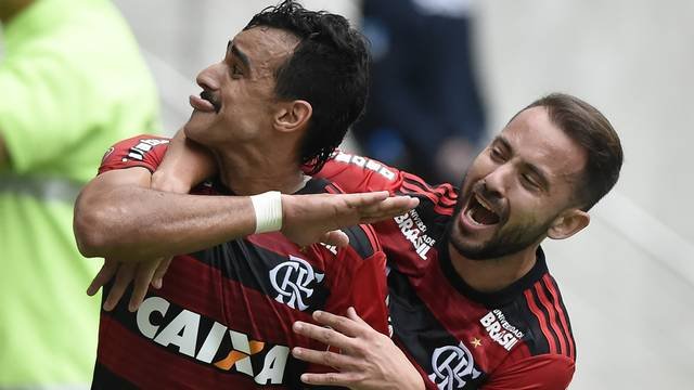 Com gol de Dourado, Flamengo vence Cruzeiro por 1 a 0