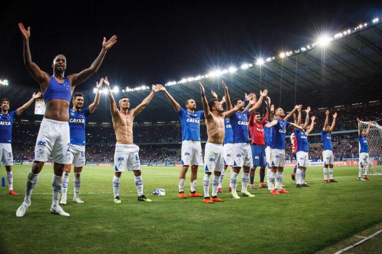 Vivo na Libertadores, Copa do Brasil e a 4 pontos do G6; Cruzeiro fecha agosto no azul
