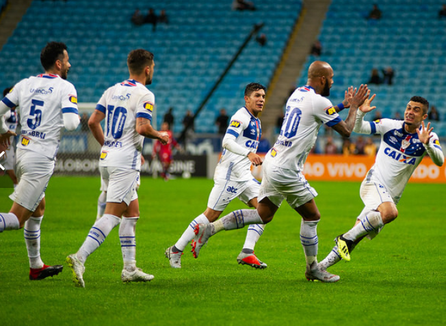Com direito a golaços e pênalti defendido por Fábio no final, Grêmio e Cruzeiro empatam na Arena.