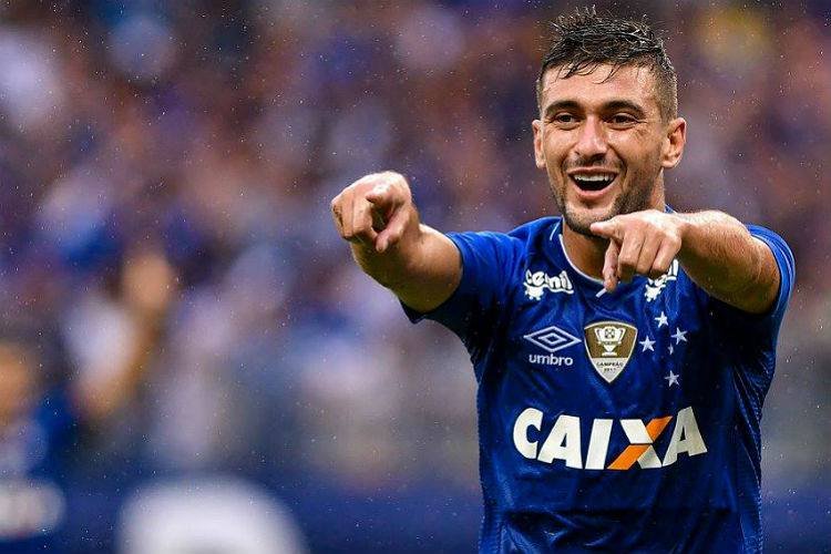 Com Arrascaeta de volta, Cruzeiro tenta vencer no Brasileirão