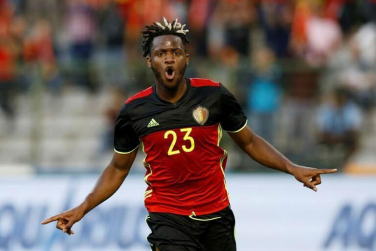 Valencia anunciou a contratação do atacante belga Michy Batshuayi, com passagem pelo Chelsea