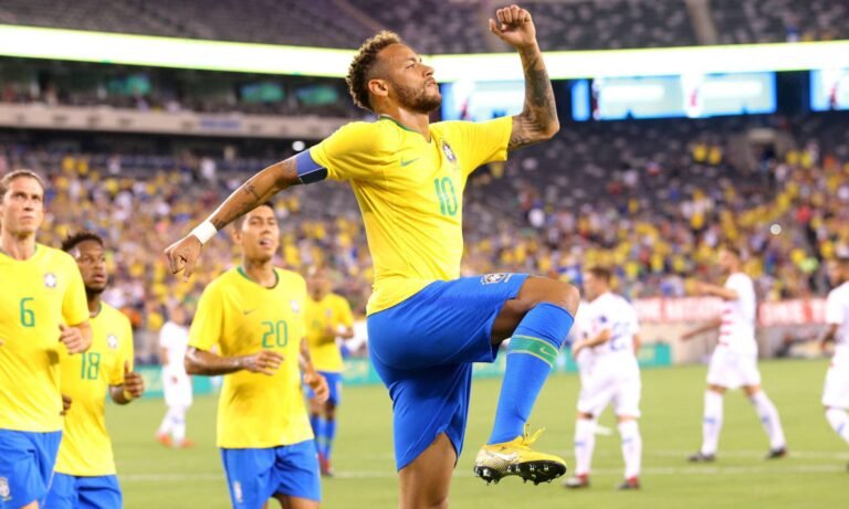 Em números de jogos oficiais, Neymar iguala Pelé pela Seleção Brasileira