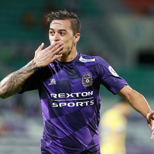 Brasileiro marca duas vezes, alcança artilharia e mantém time na briga pelo acesso na Coréia