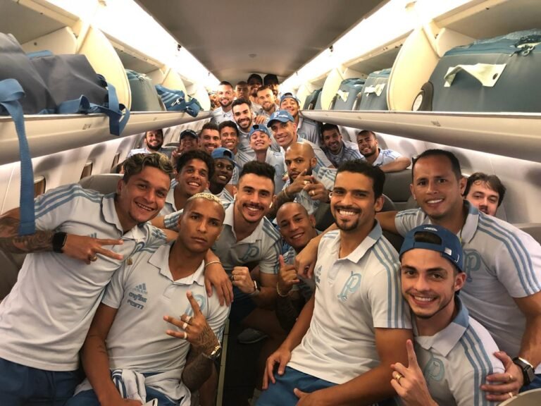Feliz com o seu primeiro título pelo Palmeiras, Hyoran celebra a conquista.