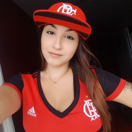 Entrevista com Paulinha, a rubro-negra que através do seu canal no YouTube, mostra como é a festa e o apoio da torcida do Mengão nas arquibancadas