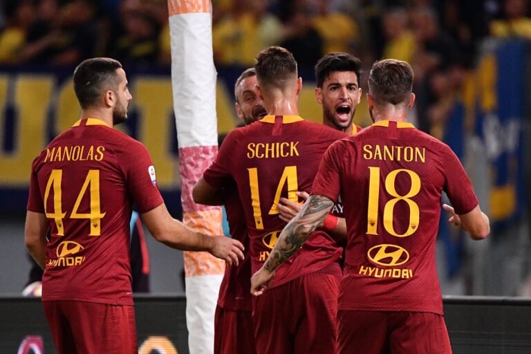 Roma goleia o Frosinone por 4 a 0, afasta a crise e mira a Lazio