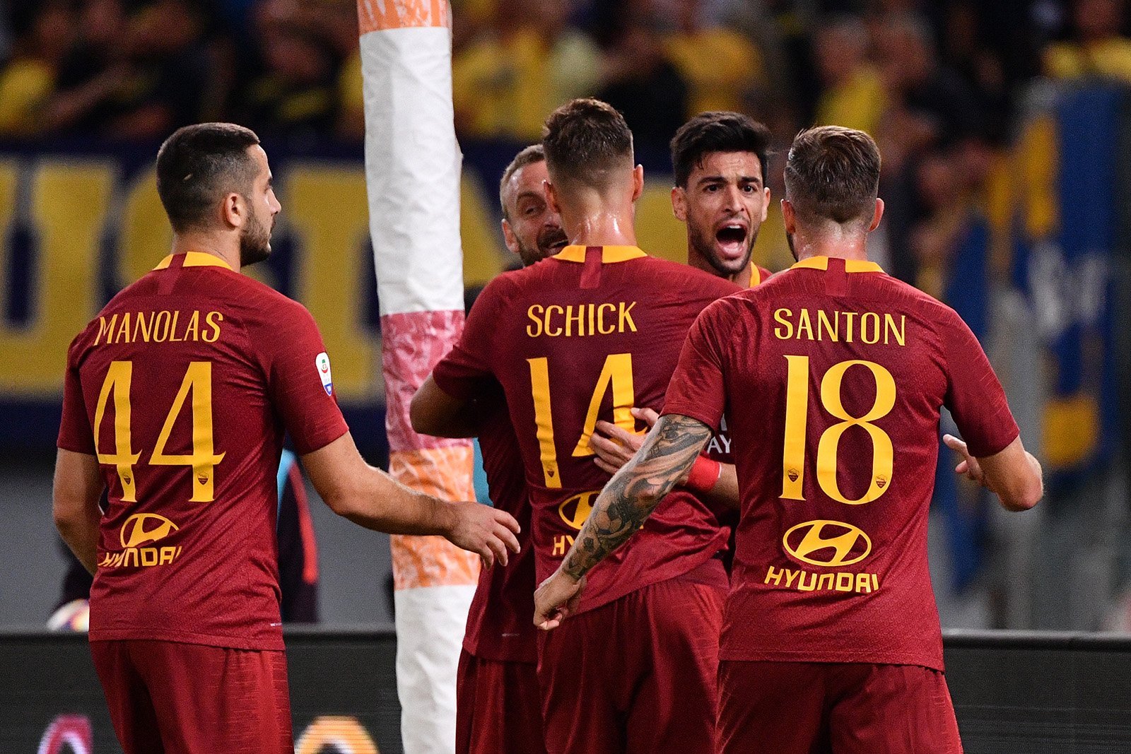 Roma goleia o Frosinone por 4 a 0, afasta a crise e mira a Lazio