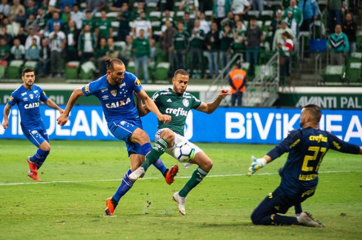 Após vantagem conquistada em São Paulo, Cruzeiro busca classificação no Mineirão.