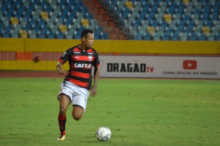 Com André Luis titular, Atlético Goianiense vence a Ponte Preta no Accioly