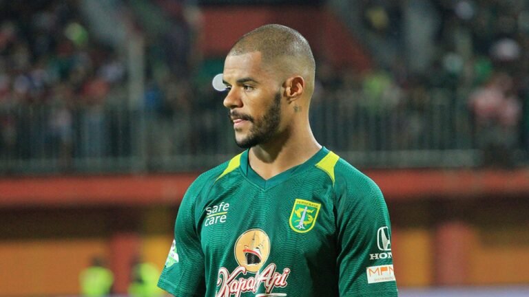 Brasileiro marca quatro gols em goleada na Copa da Indonésia