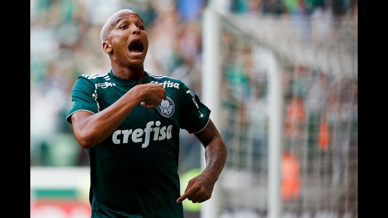 Deyverson marca, se emociona e Palmeiras bate o rival