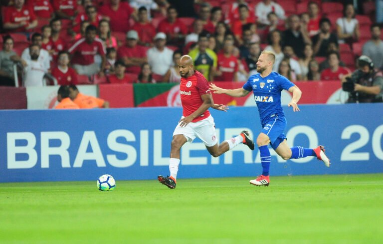 Visando o G6, Cruzeiro enfrenta o Internacional