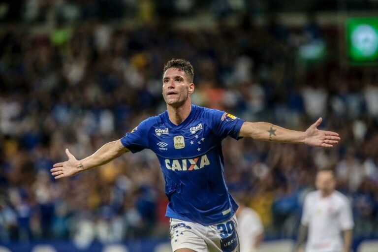O decisivo Thiago Neves, camisa 30 do Cruzeiro