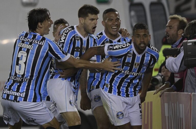 Grêmio vence River e fica perto da final.