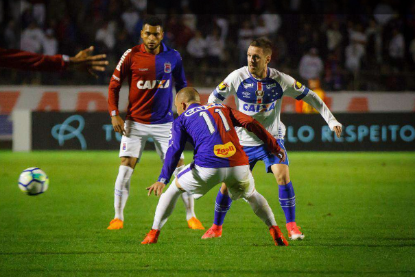 Com objetivos opostos, Cruzeiro e Paraná se enfrentam no Mineirão