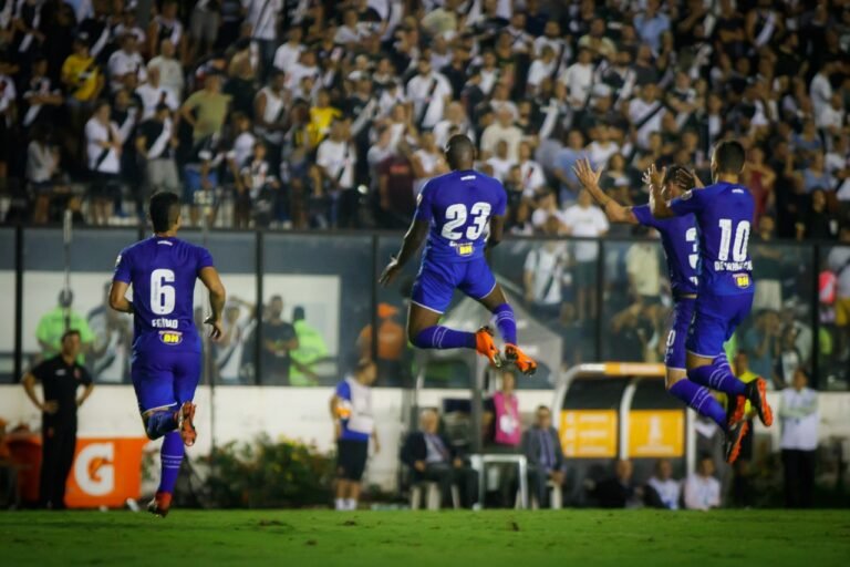 Com time alternativo, Cruzeiro enfrenta Vasco em São Januário