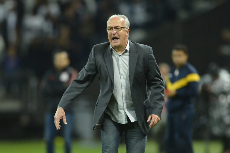 Dorival comemora resultado diante do Corinthians, porém mantém cautela: “Resultado muito importante, mas perigoso”