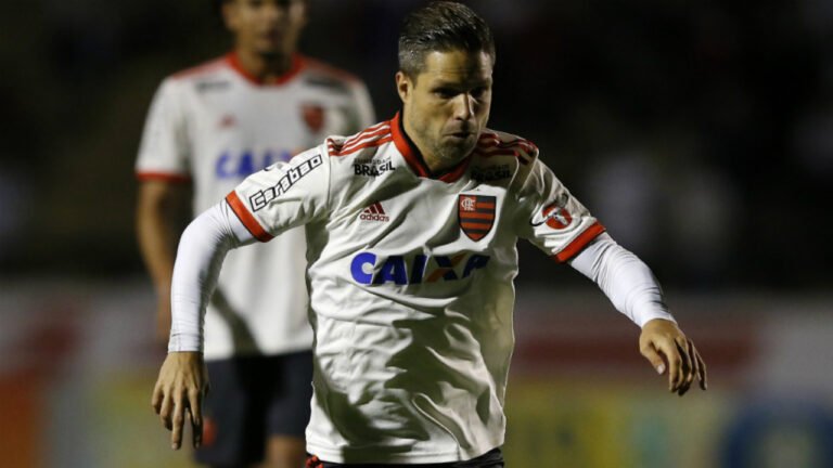 Diego sai do banco e minimiza: “O bem do Flamengo é mais importante que a minha titularidade”