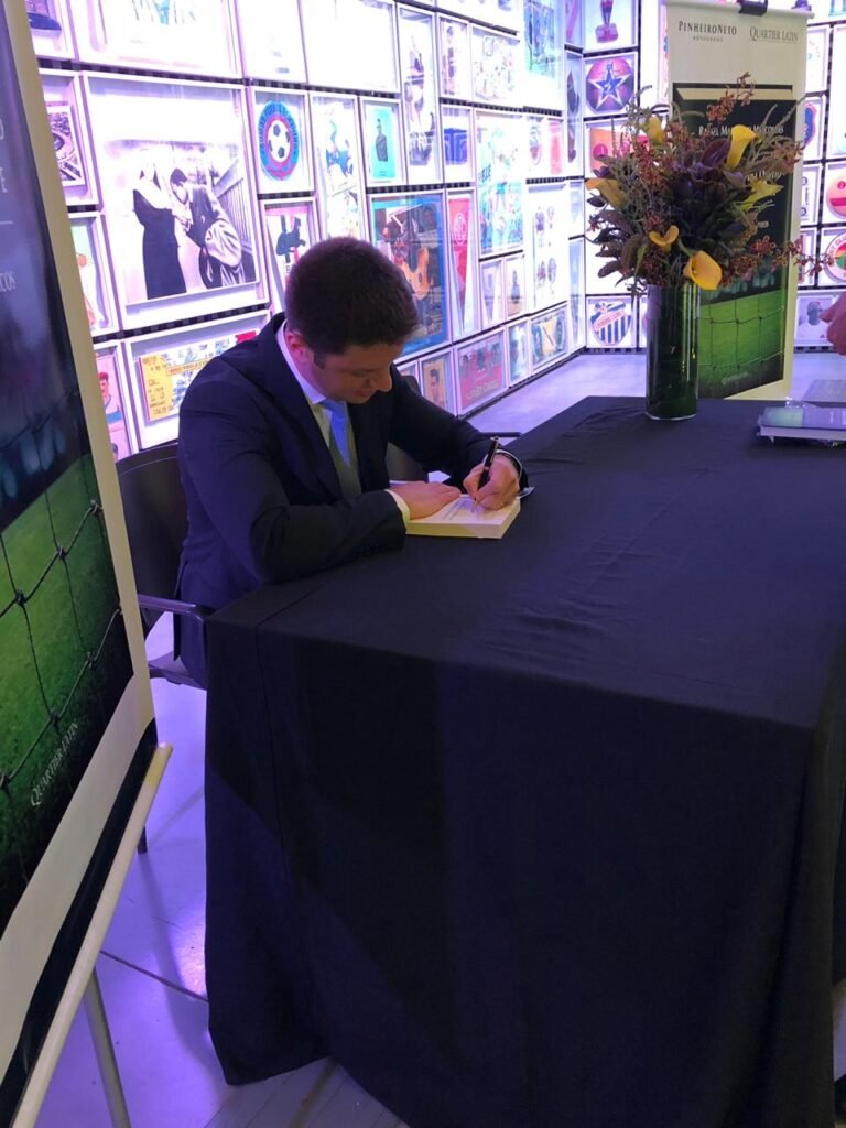 Rafael Marchetti Marcondes lança livro no museu de futebol