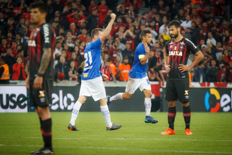Em Curitiba, Cruzeiro visita o Atlético-PR